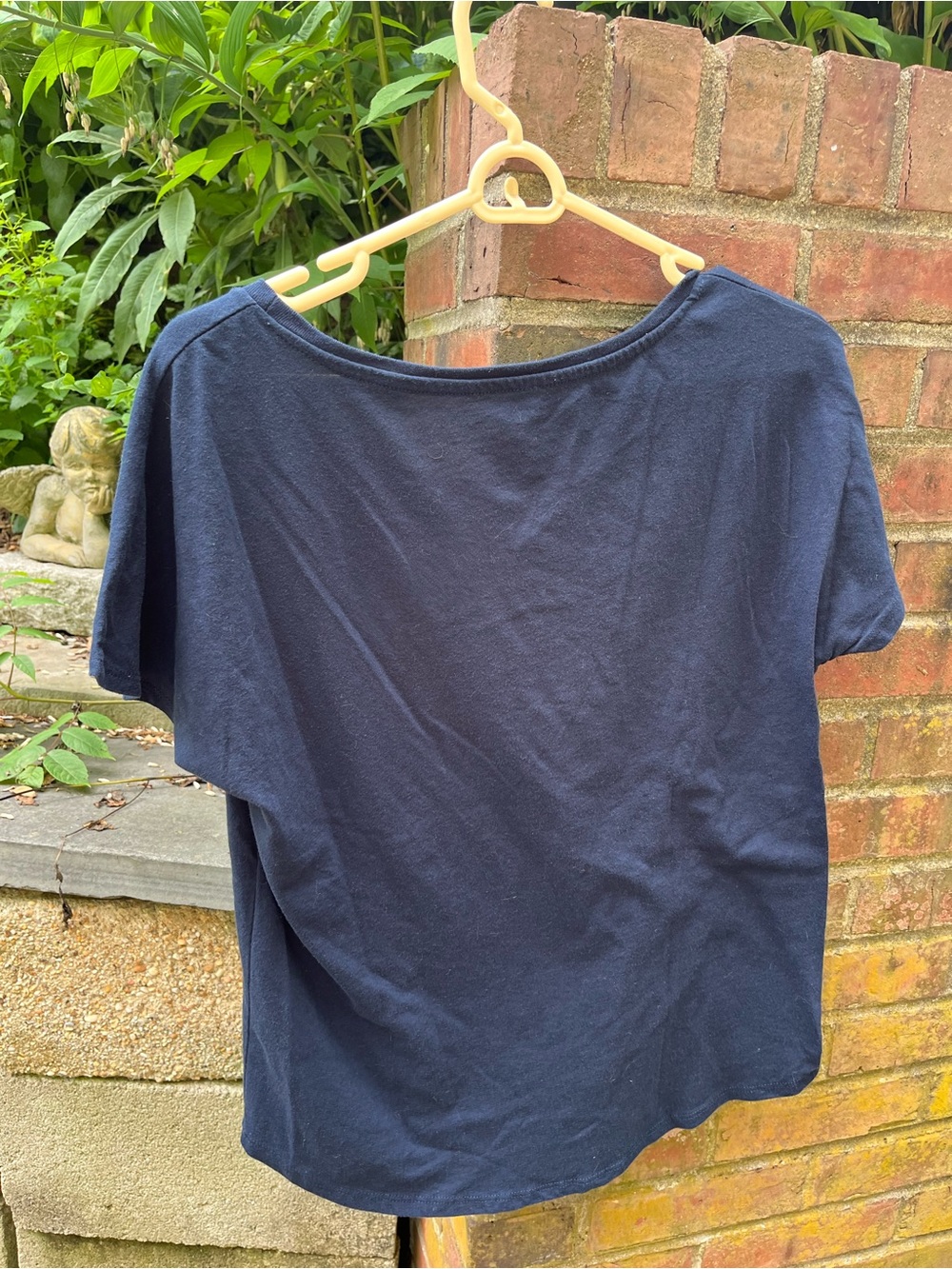 Out Of Print Raised by Books Women’s Relaxed Fit T-Shirt Navy Printed Sz M - Picture 2 of 4